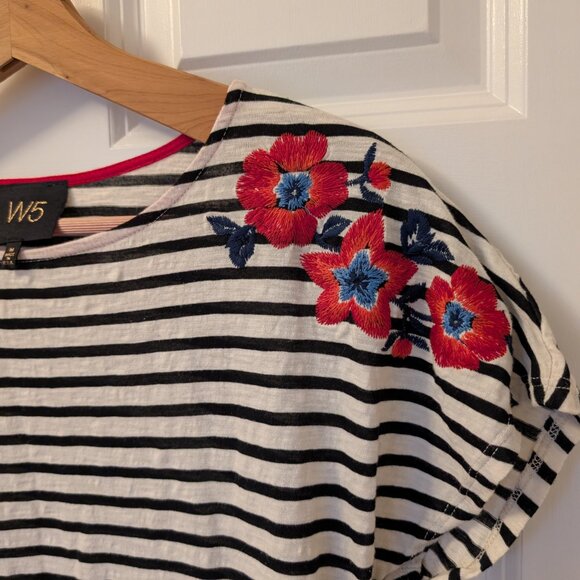 Women's W5 Black White Striped Boxy Tee Flower Embroidery Detail sz Med - Picture 2 of 5